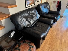 2 poltrone usate in pelle color nero in buono stato  mis. l 100cm a 80cm p 90cm