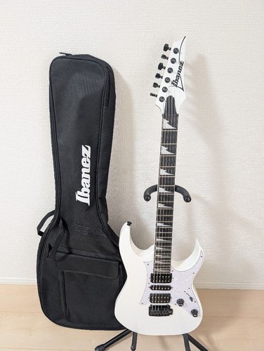 Chitarra elettrica bianca