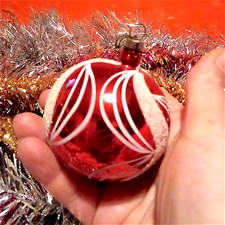 pallina decorazione albero di Natale rossa con decori glitter bianco 60s vetro