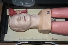 Laerdal 25000033 Airway Management Trainer intubition bambola esercizio + demo Airway