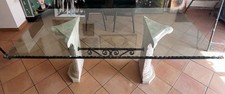 Tavolo in cristallo con basamento in pietra fossile di Agata Bianca