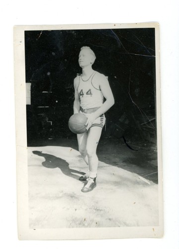 Uomo che tiene - basket, vintage