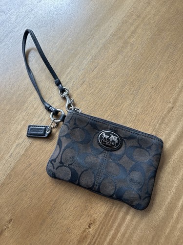 Coach signature wristlet - signature,