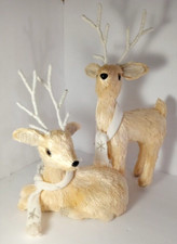 Statuine di renne in paglia di