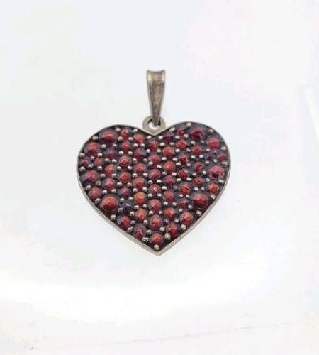 Antico ciondolo cuore granato