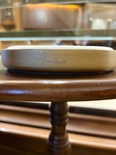 Espositore base pomellato in pelle scamosciata, color avorio.