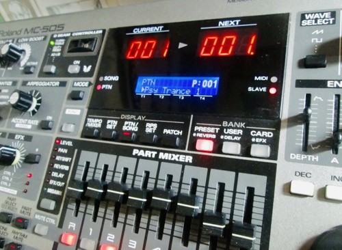Roland 505 groovebox - mc, synth