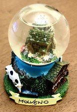 Palla di vetro con neve