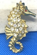 SPILLA  CAVALLUCCIO MARINO IN METALLO DORATO E STRASS anni 60
