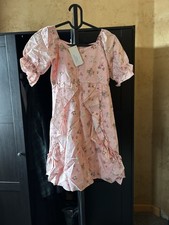 Abito nuovo con etichette