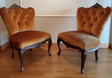 Sedia stile barocco, schienale capitonné, ricche decorazioni legno intagliato.