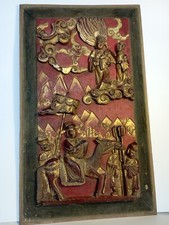 Antico pannello in legno di origine cinese con vari personaggi, cm.25x42x4