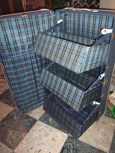 Antico baule con cassetti