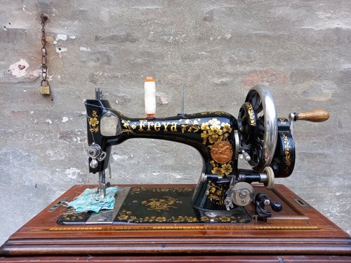 Macchina cucire marca freya - da,