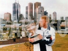 Foto vintage Becker con il trofeo agli Australian Open 1996, stampa 13x21 cm