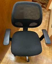 Sedia Comoda In Tela per Ufficio Nera, in perfetto stato.