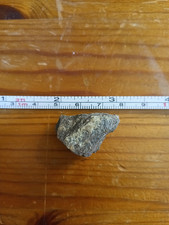 Minerale pietra radioattiva al 2,7uSv/h campione per test contatore geiger. a