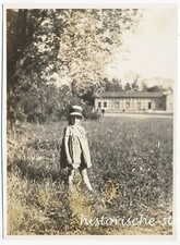 Ragazza con cappello su prato