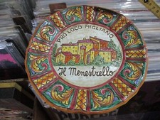 Piatto decoro mano PRO LOCO MIGLIANO IL MENESTRELLO - DERUTA RIOTTI N. anni 80