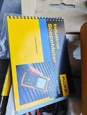 Misuratore oscilloscopio industriale FLUKE 123. Lo schermo ha qualche difetto. L'annuncio del potere