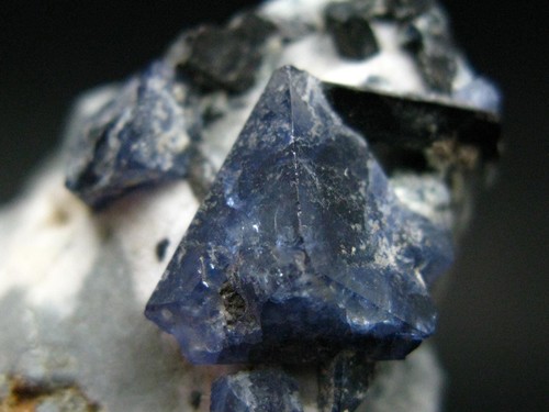 Benitoite nettunite su - benitoite,