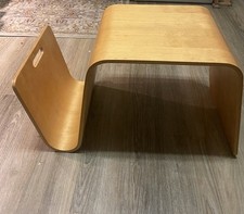 Sgabello o tavolino e porta