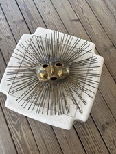 Scultura sole brutalista Emaus