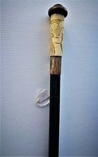 BASTONE IN LEGNO – MANICO E PUNTALE IN CORNO INTAGLIATO – FASCETTA IN ARGENTO 