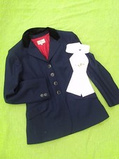 GIACCA DA CONCORSO BLU + ASCOT BIANCO + SPILLA DORATA 