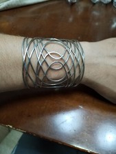 Stock Formato Da 5 Bracciali Aperti Intrecciati Da Donna In Metallo 