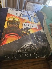 Raro ENORME Bethesda Banner Skyrim Fallout Doom Game Stop Promo 7 piedi x 4 piedi tessuto