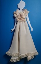 "FURGA", vestito per Bambola vintage "Manon", colore champagne, altezza 21 cm.