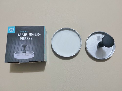 Pressa per hamburger con fogli