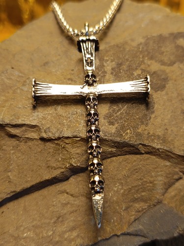 Crocifisso con teschi collana