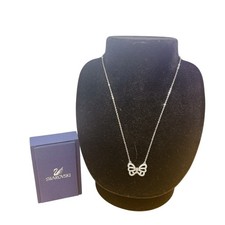 Collana con strass farfalla