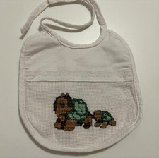 BAVETTA BAVAGLINO CON RICAMO A PUNTO CROCE TARTARUGA - REGALO personalizzabile