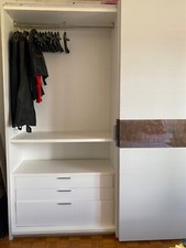 Ampio Armadio in legno bianco e con dettagli in vetro. Ante scorrevoli.