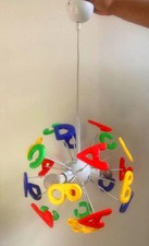 Lampadario colorato a sospensione con tre luci Struttura in metallo.