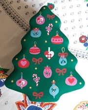 Scatola di latta natalizia a forma di albero di Natale