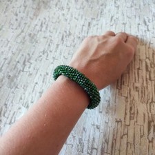 Bracciale con perline fatto a mano colore verde smeraldo senza chiusura