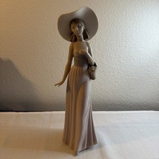 12.5" Vintage Nao Lladro "DAMA