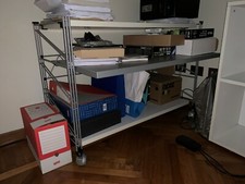 Mobiletto di acciaio con ripiani in legno