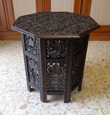 Antico tavolino etnico