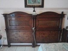 Testiera letto matrimoniale in legno fine 800. Colore marrone.