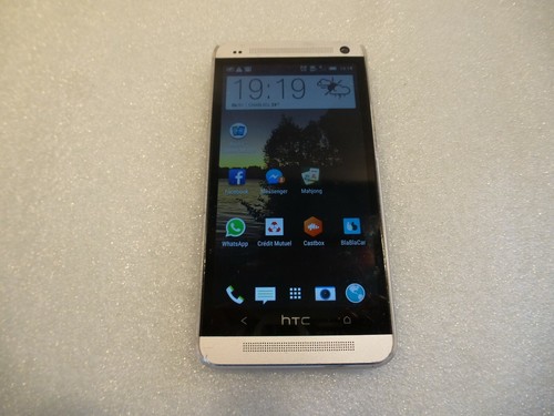 Téléphone htc one léo - léo, en