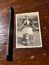 Foto ragazza epoca  vespa faro basso  lago borocifera 1951 fotografia