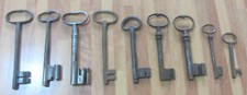Lotto di 9 antiche chiavi -