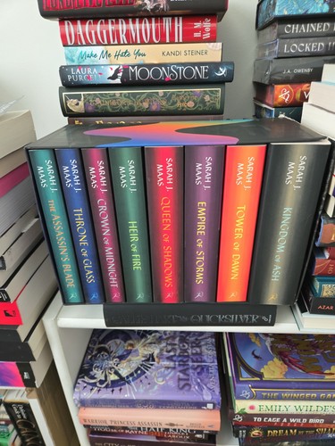 Throne glass paperback box - throne,