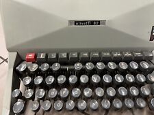 Macchina da scrivere olivetti 82