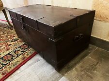 Originale antico baule coloniale con maniglie del XVIII secolo